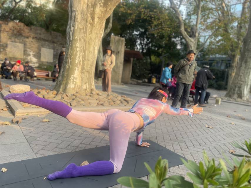 静安公园阳光下的户外瑜伽_2