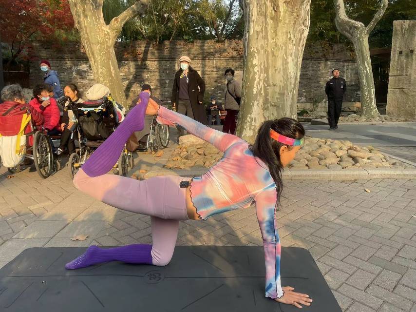 静安公园阳光下的户外瑜伽_4