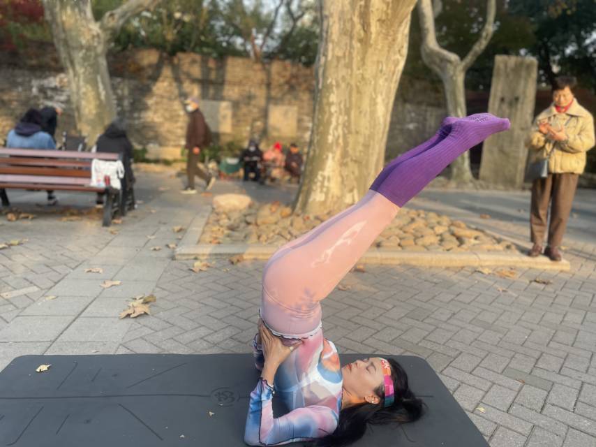 静安公园阳光下的户外瑜伽_1