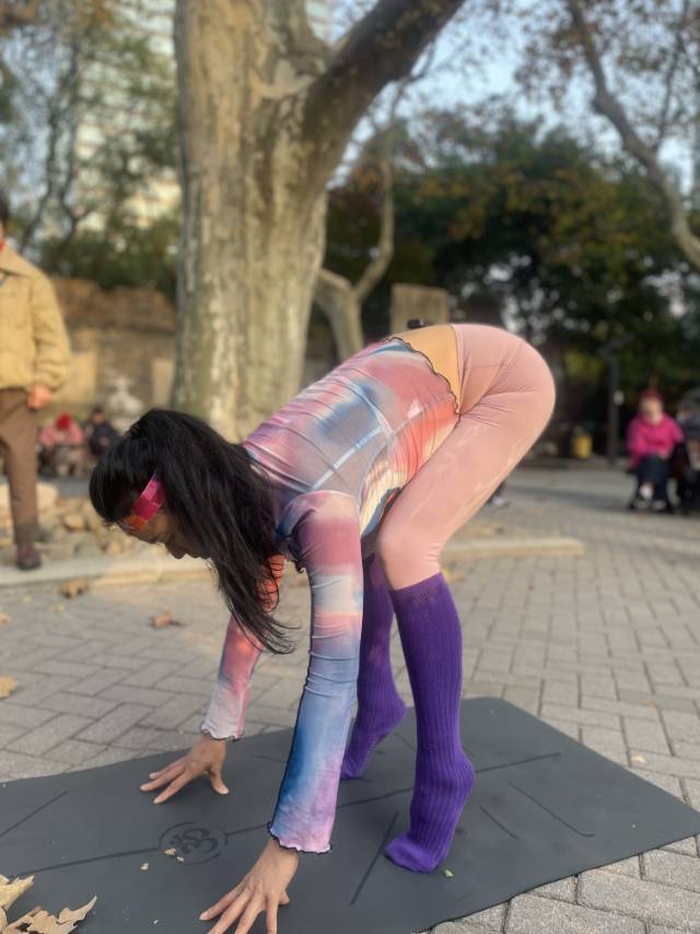 静安公园阳光下的户外瑜伽_3