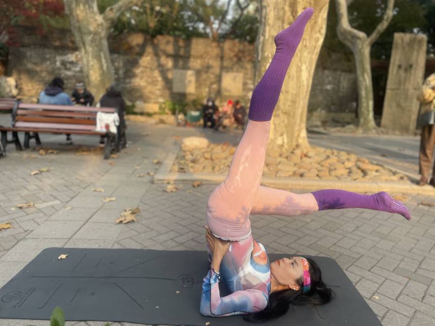 静安公园阳光下的户外瑜伽