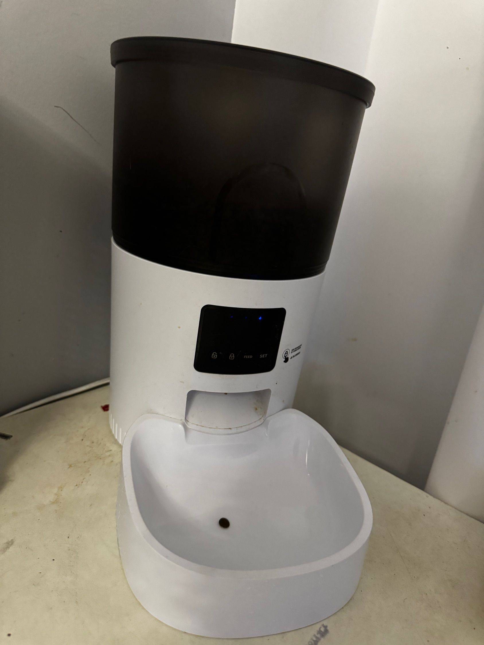 Smart cat feeder wit