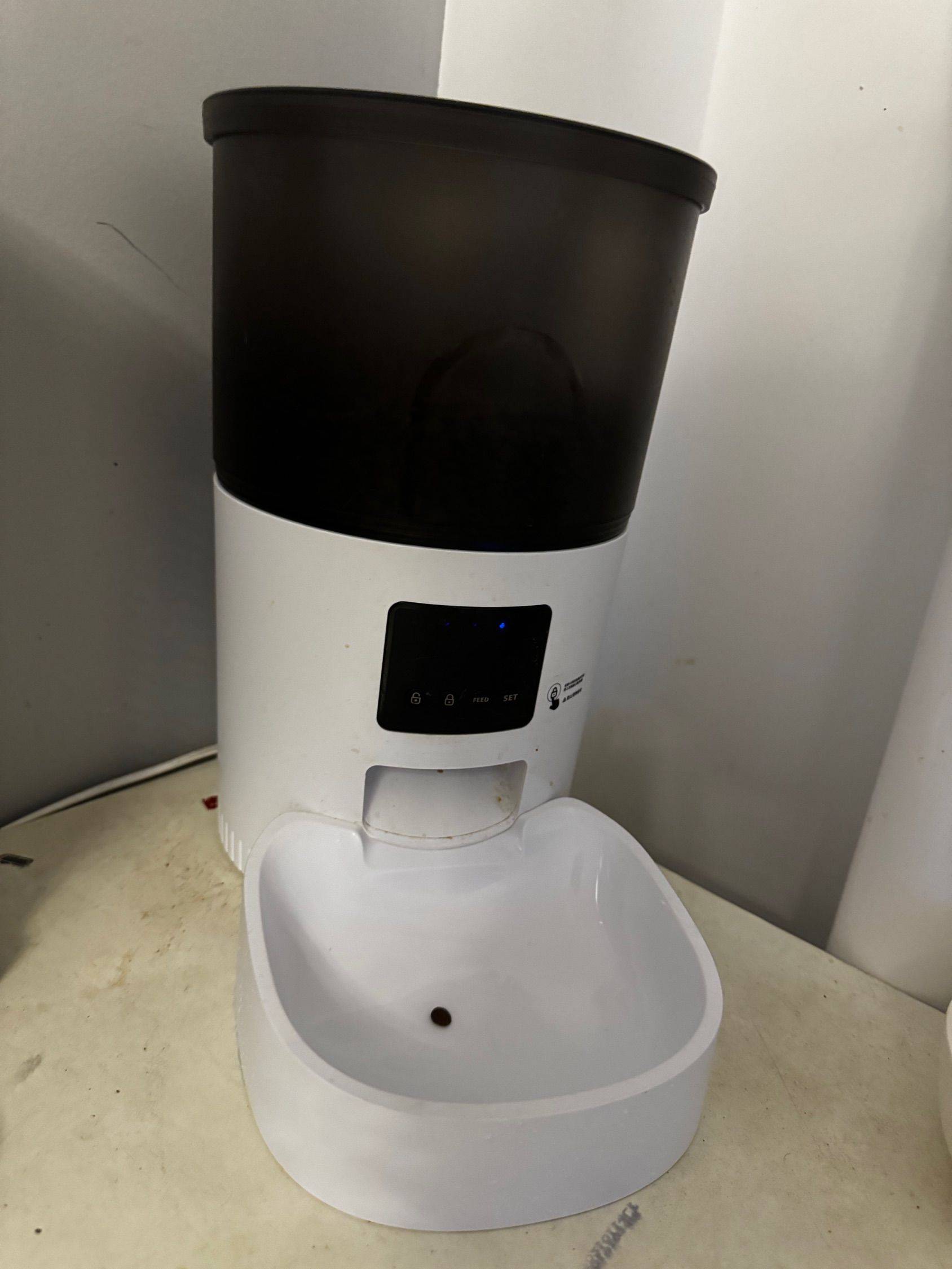 Smart cat feeder wit