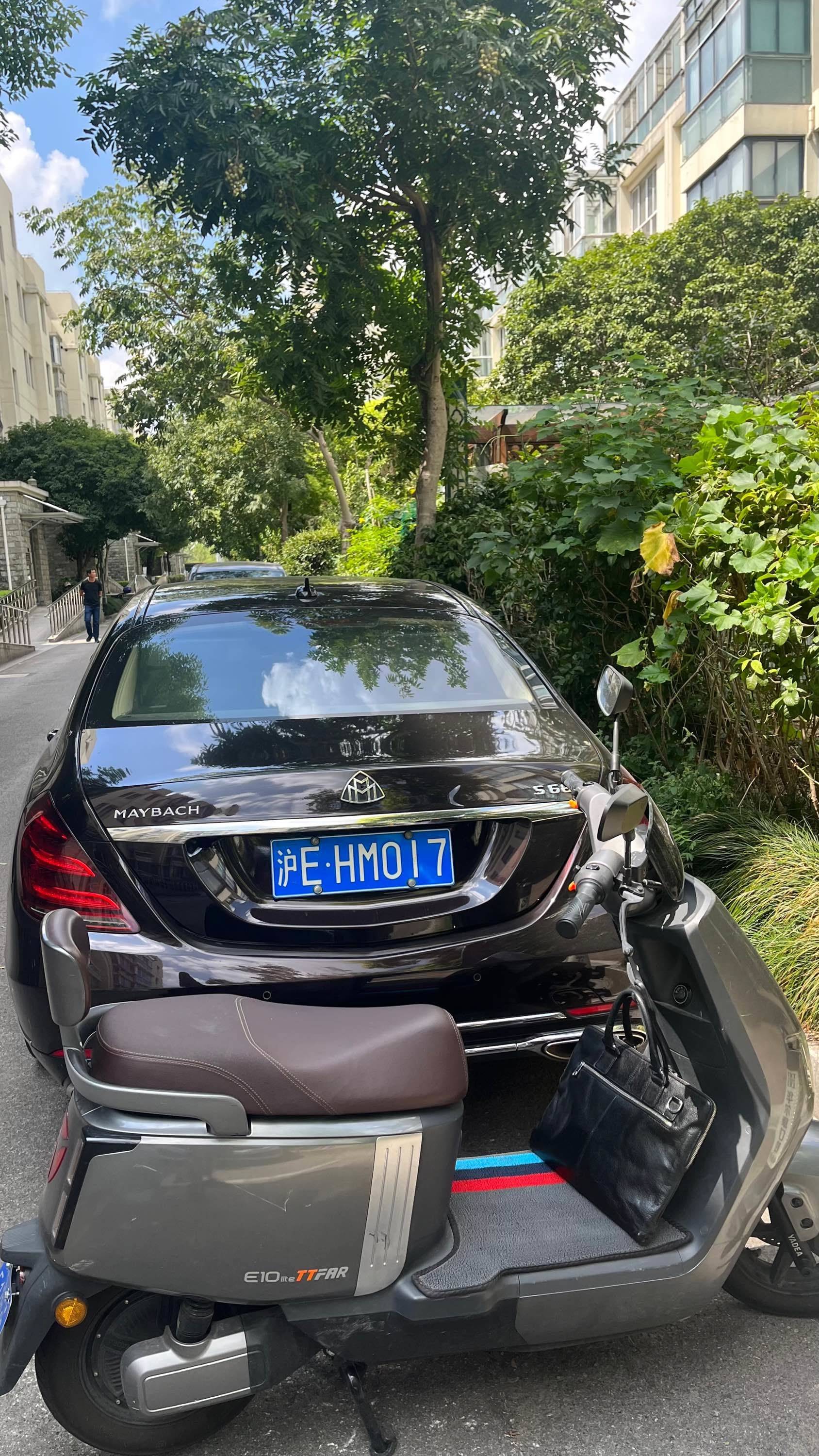 电瓶车哈，不是大奔
