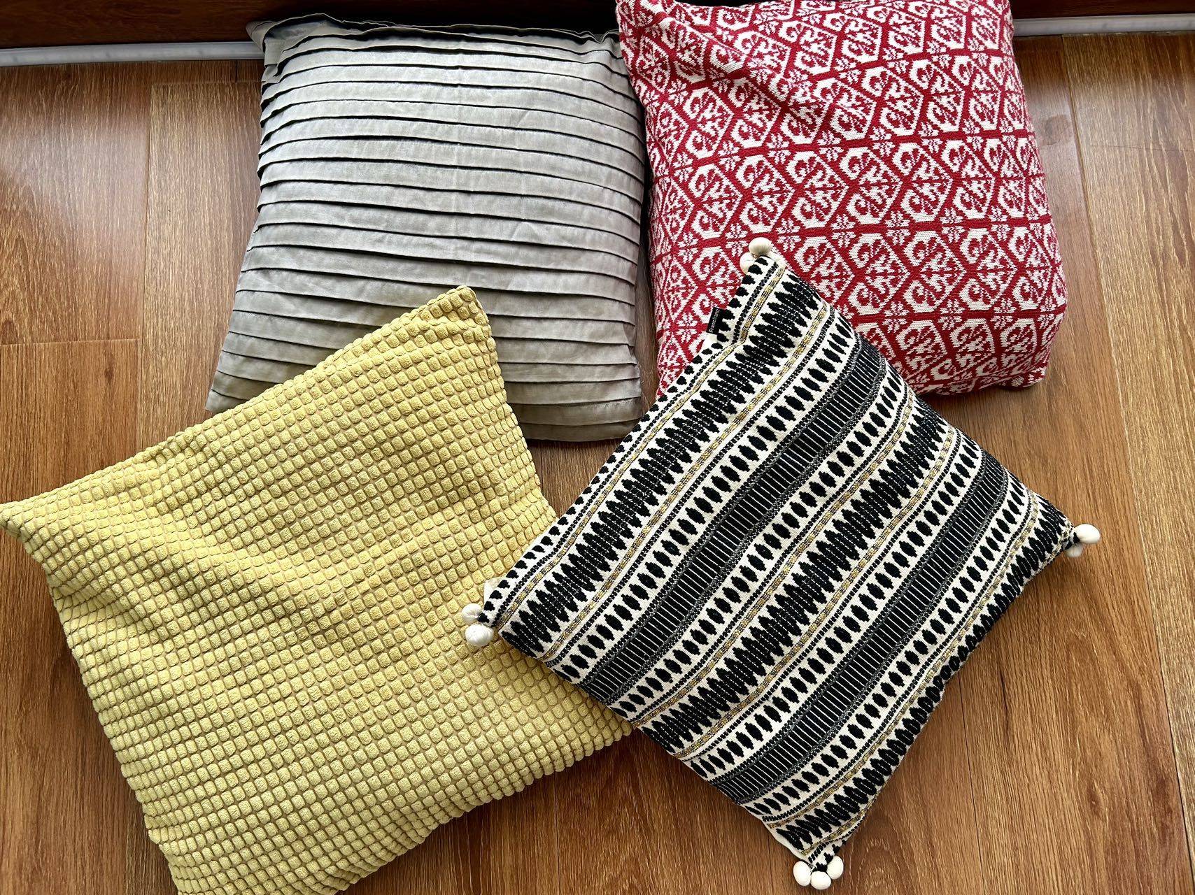 4 cushions, good con_0