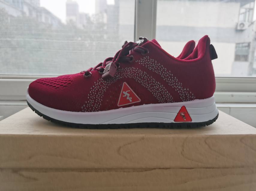 Sneakers / 39