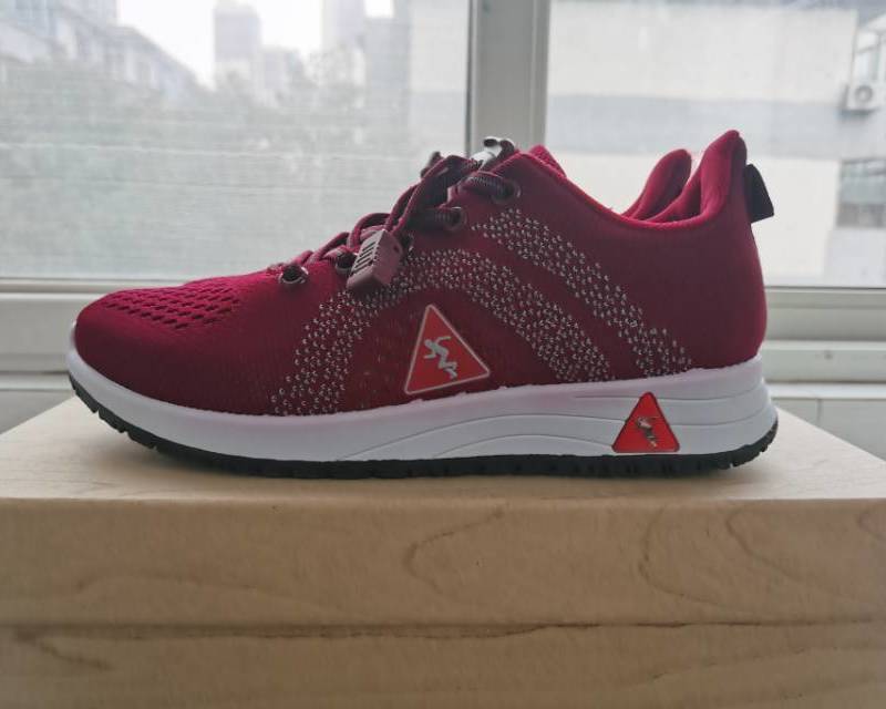 Sneakers / 39