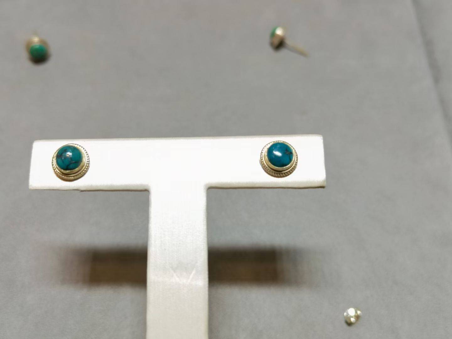 手工银绿松石耳钉，直径8.5mm。价优福
