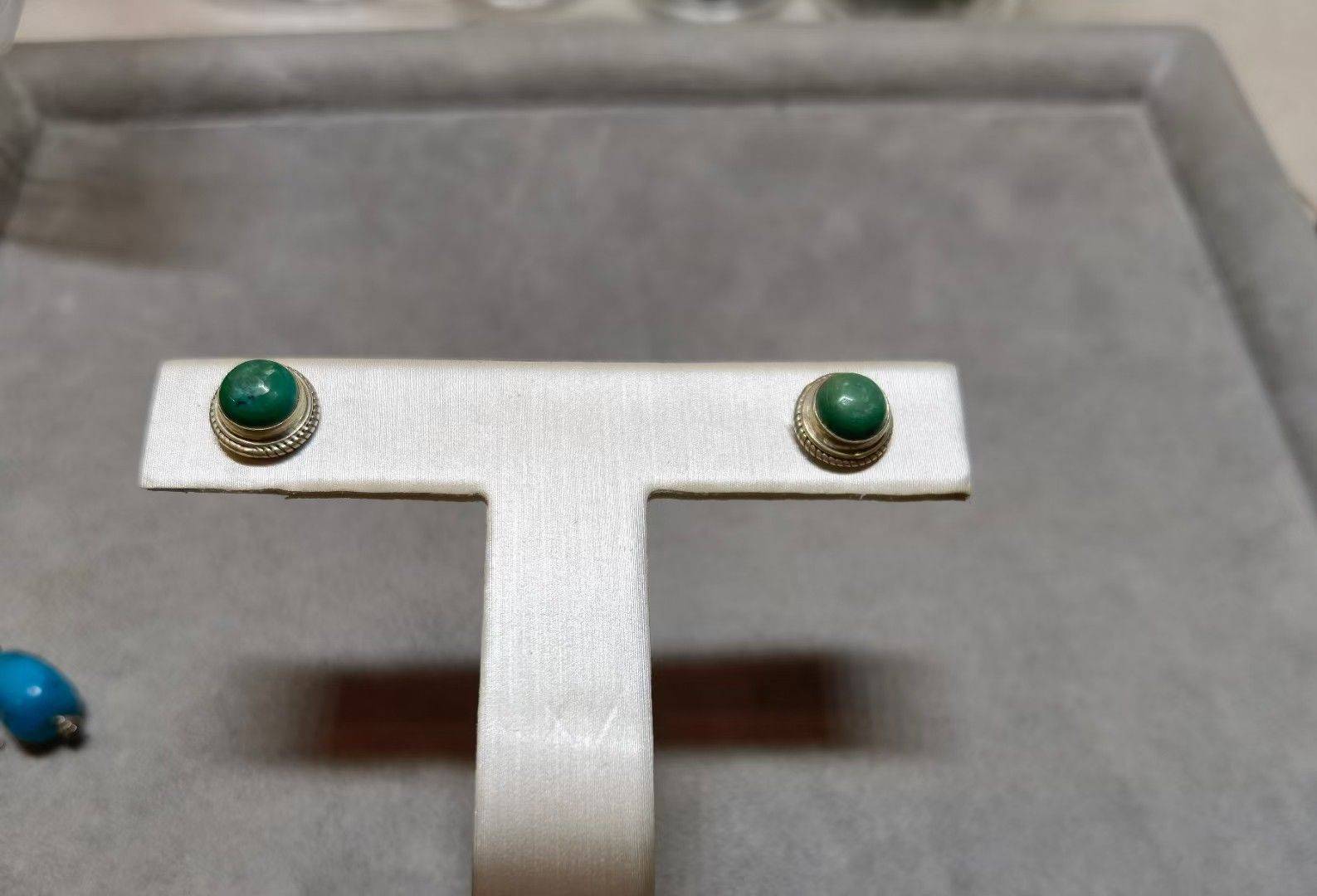 手工银绿松石耳钉，直径8.5mm。价优福