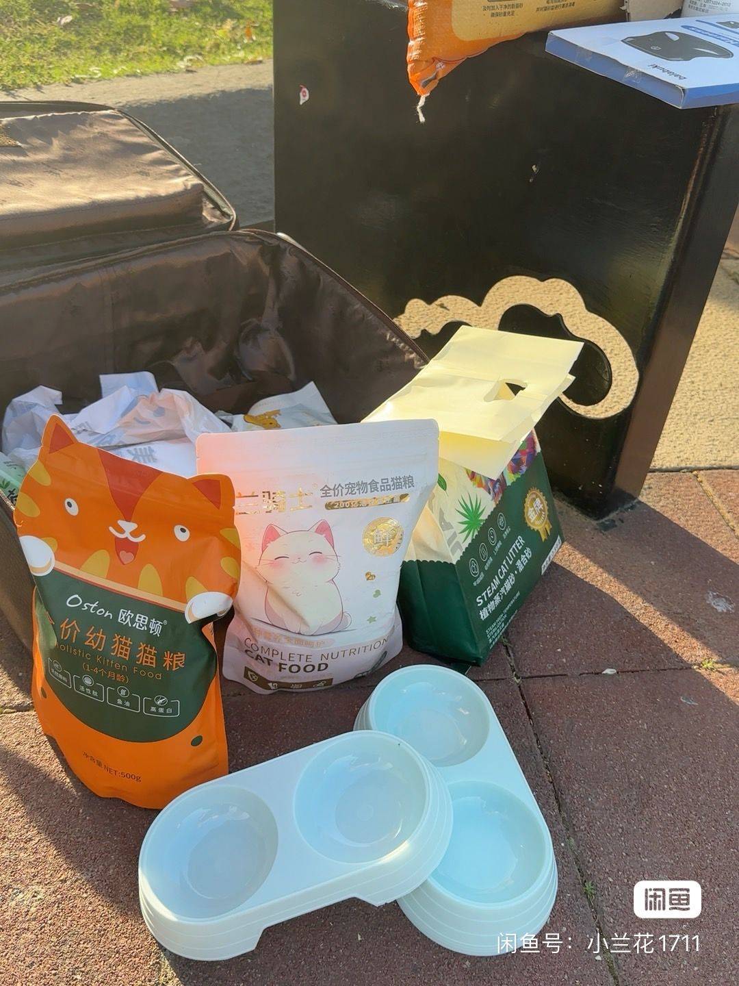 宠物用品：猫砂 4 袋，猫粮 3 袋，猫