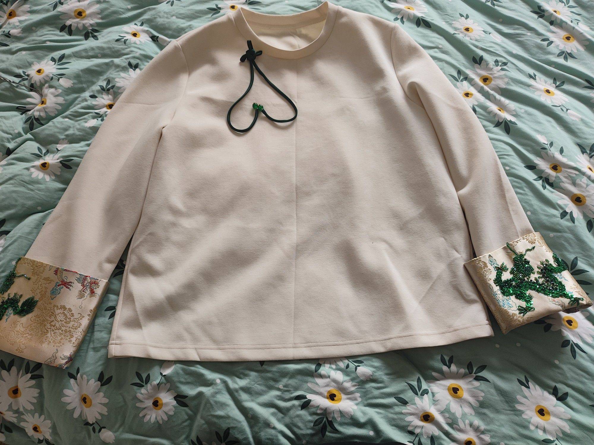 买了就试穿了一下，后来就一直挂衣橱里，有