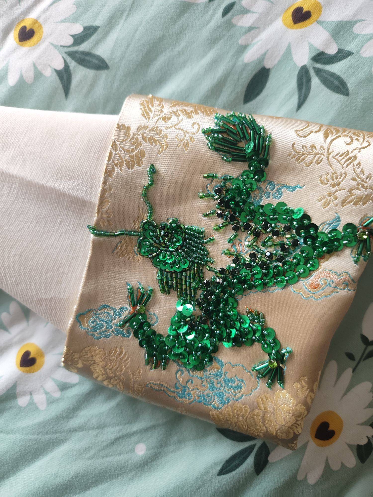 买了就试穿了一下，后来就一直挂衣橱里，有_2