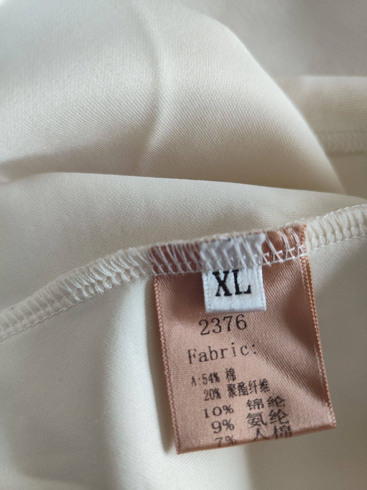 买了就试穿了一下，后来就一直挂衣橱里，有_3