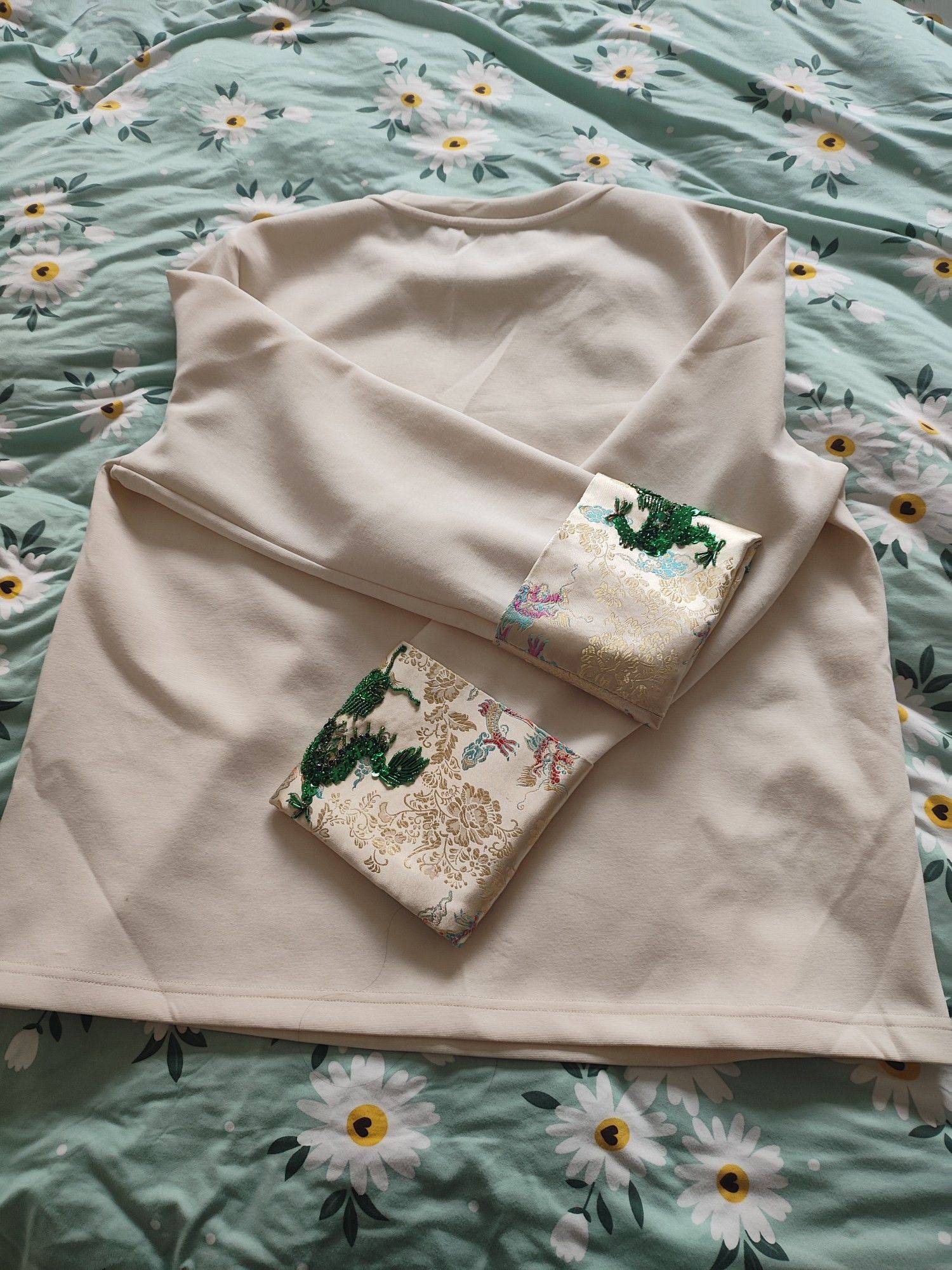 买了就试穿了一下，后来就一直挂衣橱里，有_1