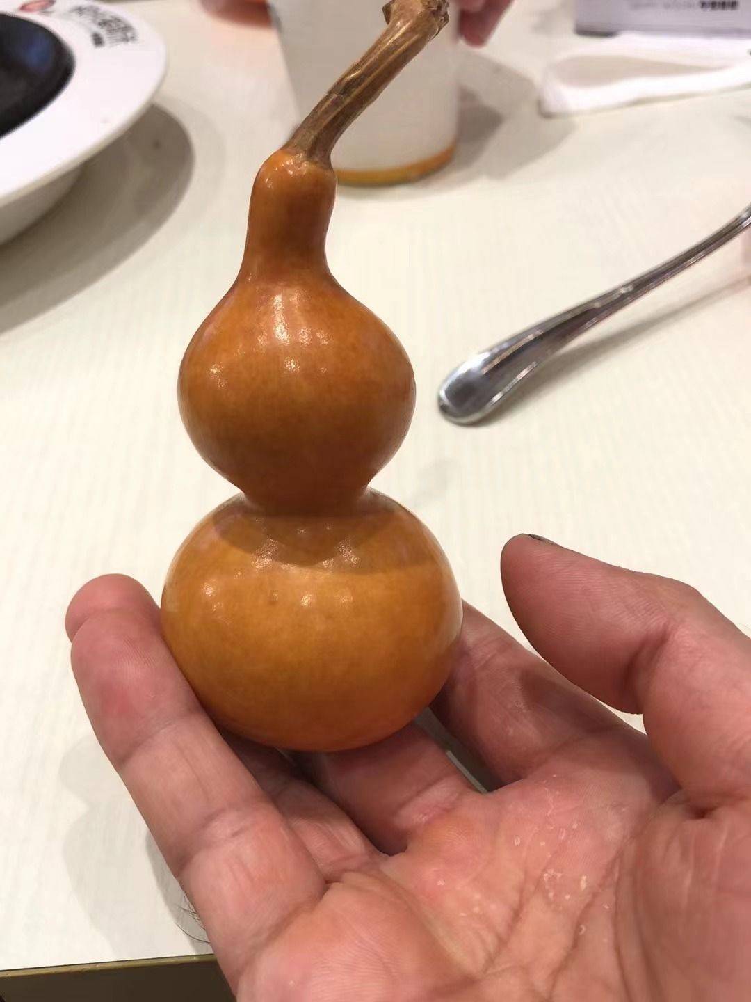 人手脂润沁入，日晒氧化相辅。葫芦渐褪鹅黄