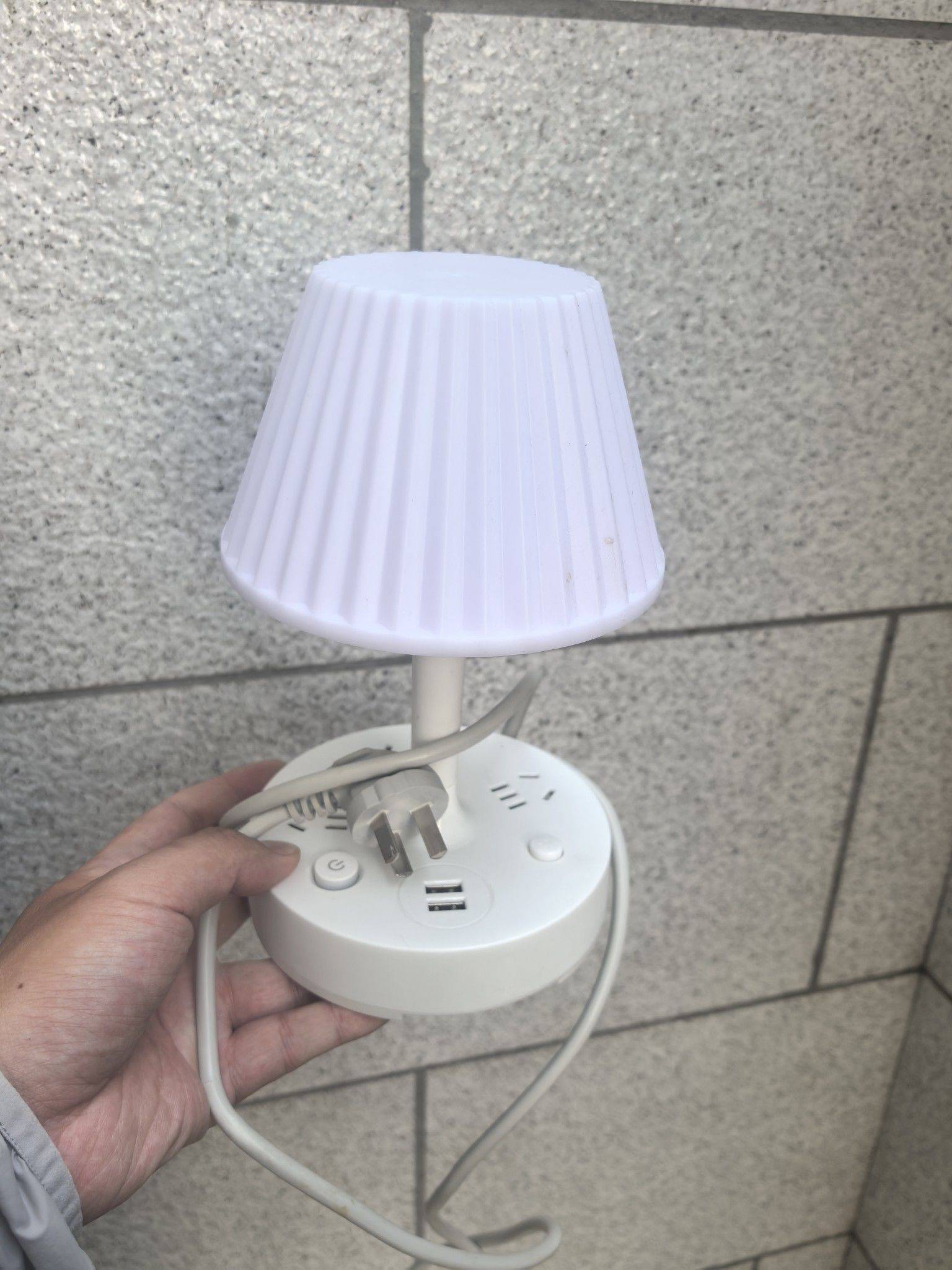 多功能小台灯，还有USB接口，电源插头