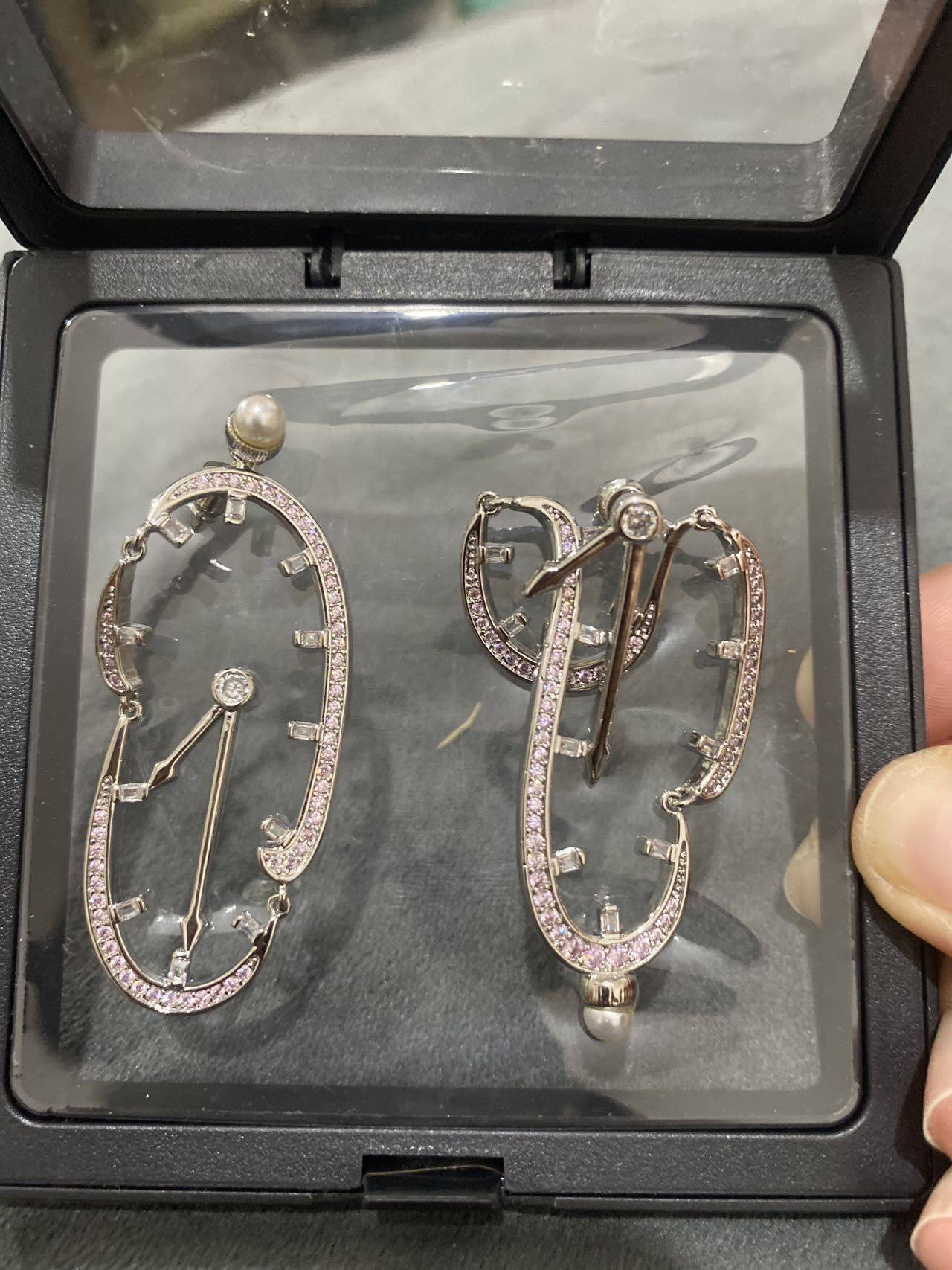 全新出售，很别致耳饰，买回来没有没有戴过