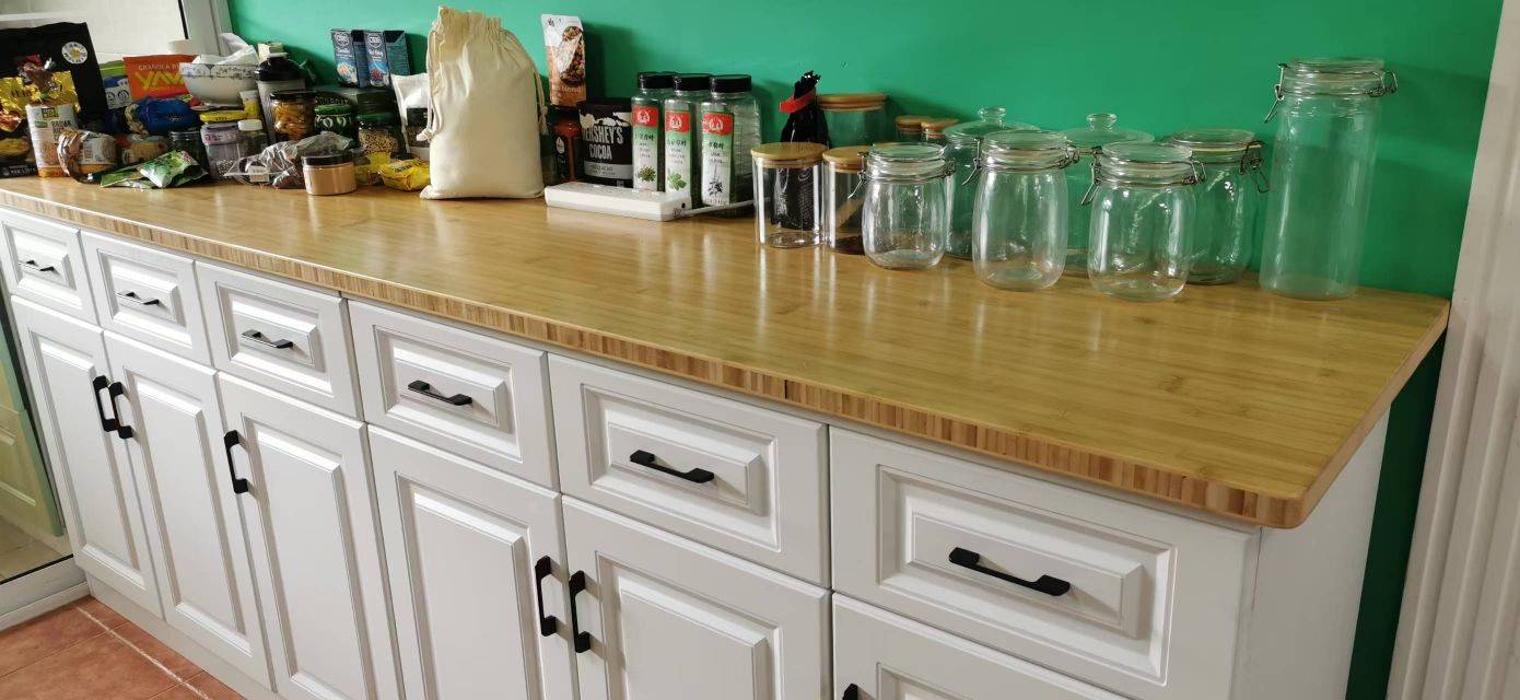 Kitchen cabinet with