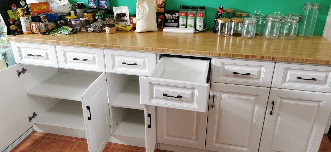 Kitchen cabinet with